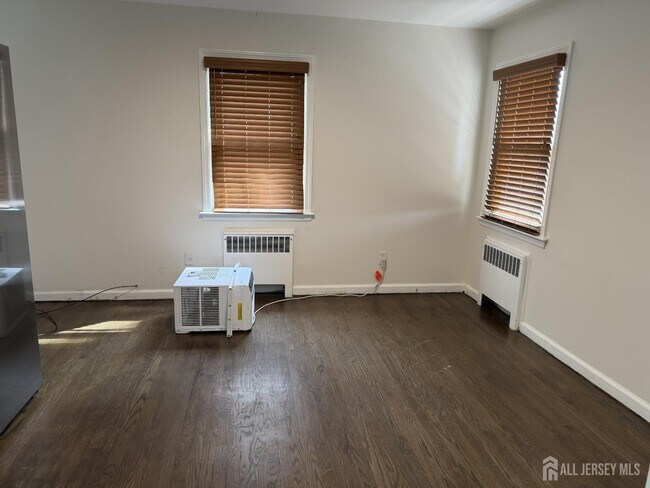 Building Photo - 2729 Woodbridge Ave