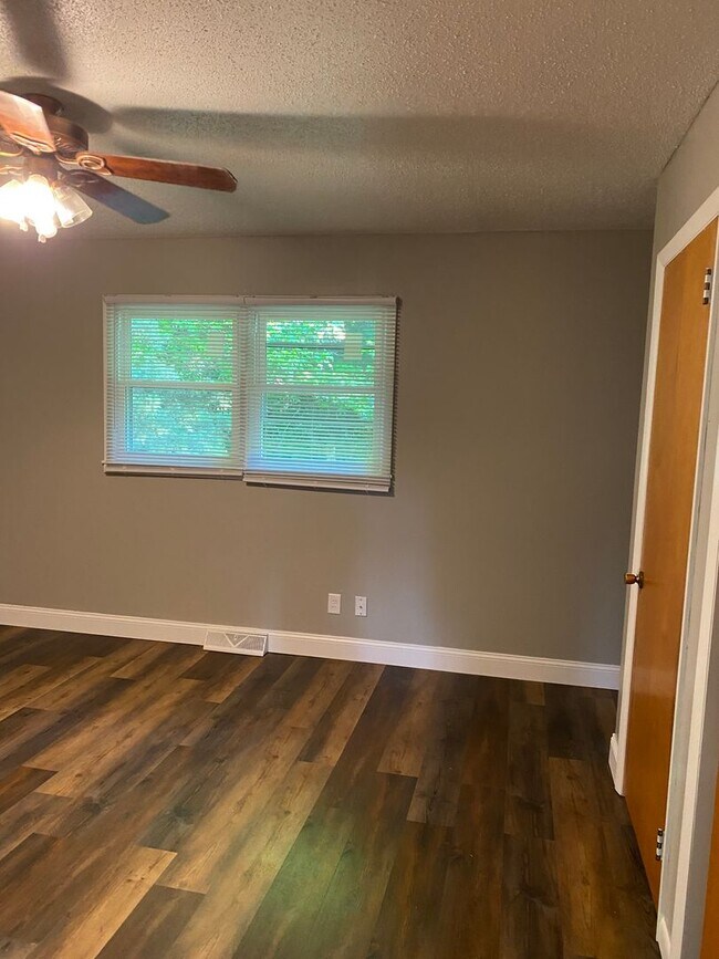 Building Photo - West side location 4br 2.5bth Finished Basement 2crg