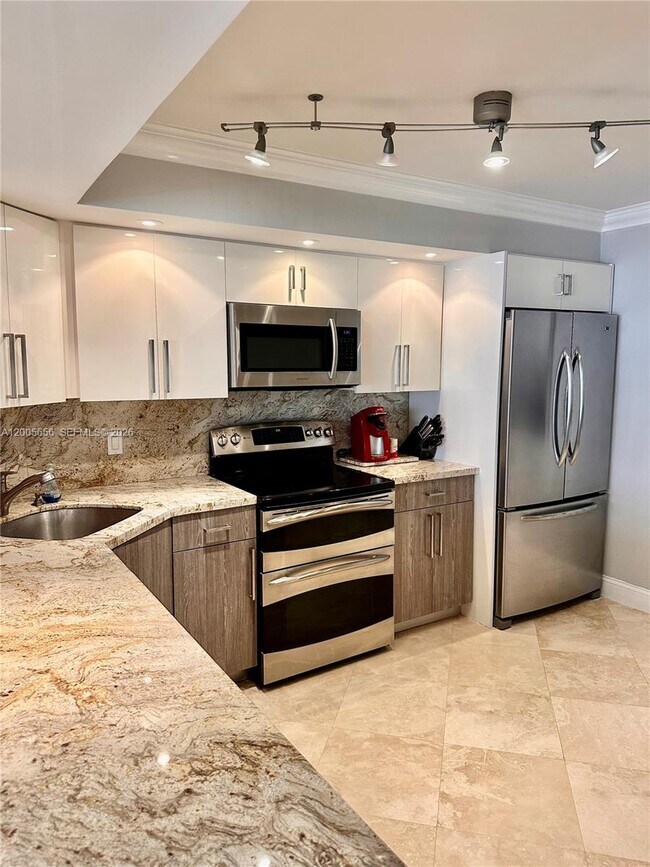 Building Photo - 6423 Collins Ave