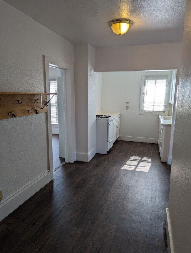 Building Photo - $1250 - 2 Bedroom 1 Bath Apartment - Heart of the City!