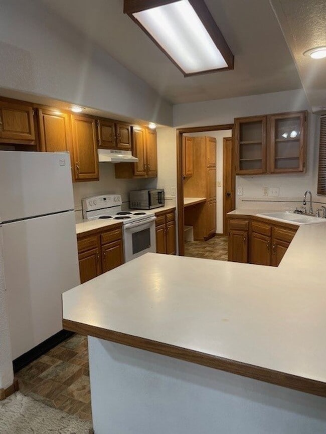 Building Photo - Spacious 3 Bed 3 Bath Townhome with Finished Basement & 2-Car Garage