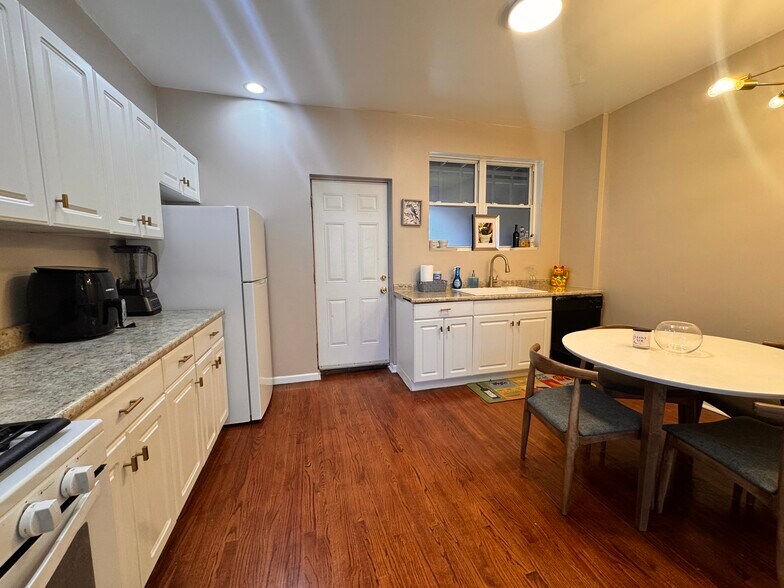 Building Photo - 2833 W 66th St