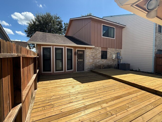Building Photo - Spacious townhome in a private community