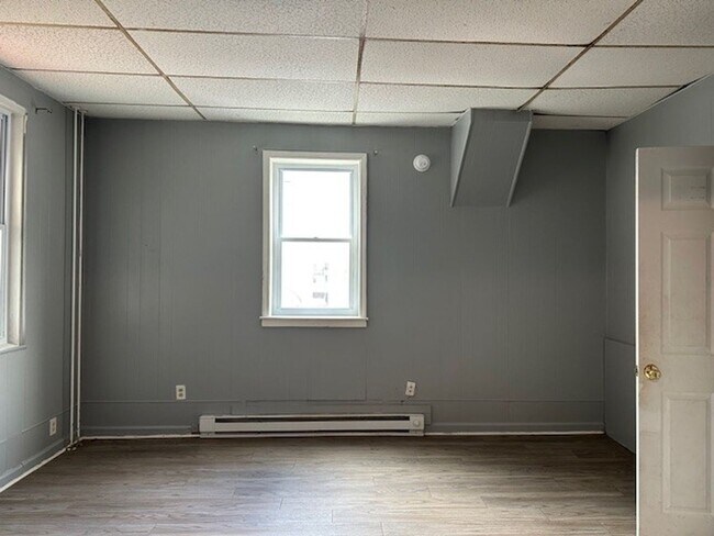 Building Photo - 746 Maple St