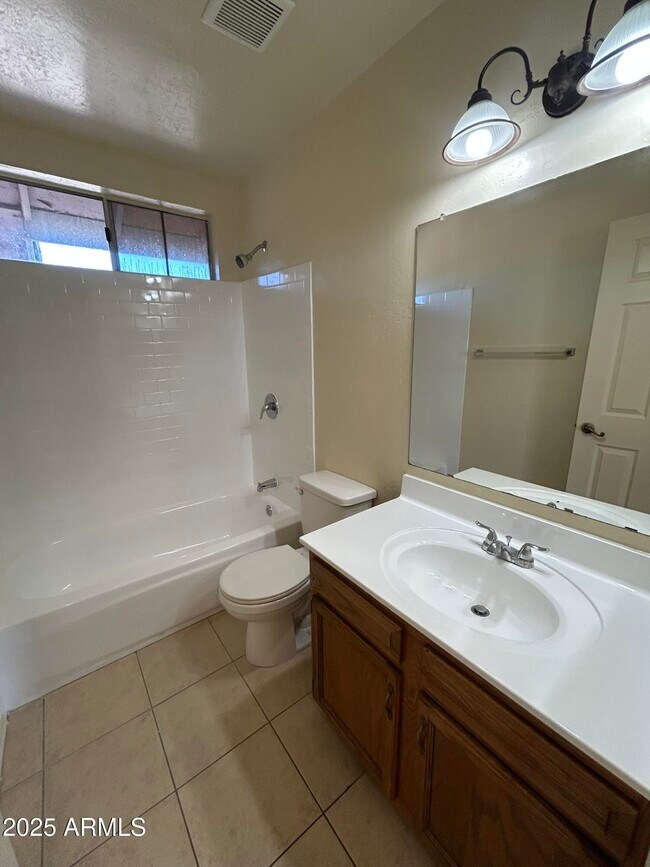 Building Photo - 1433 E Park Ave