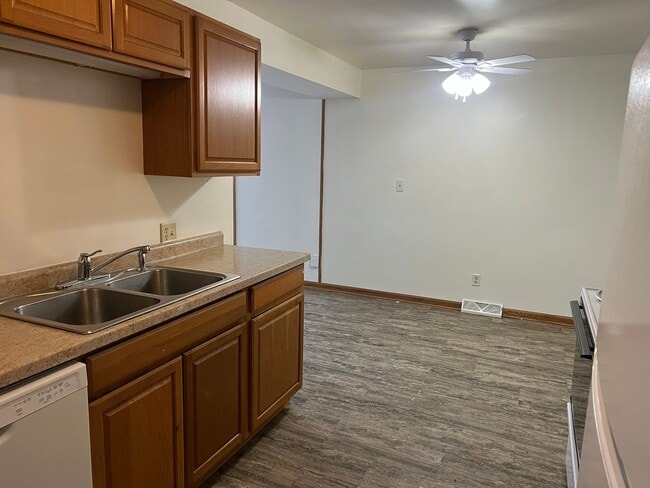 Building Photo - 1551 E Stonehenge Dr