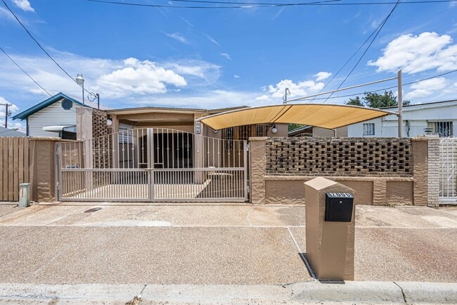 Building Photo - 2006 Piedra China St