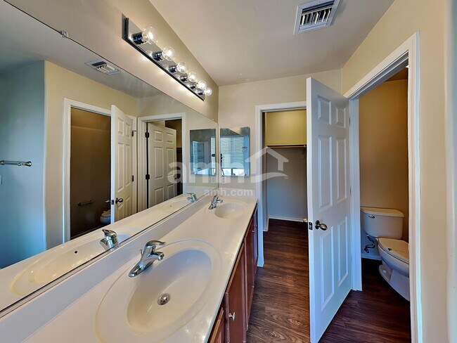 Building Photo - 12951 N Fox Hollow Dr