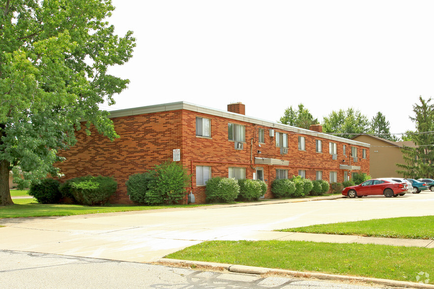 Primary Photo - Maple Highlands Apartments