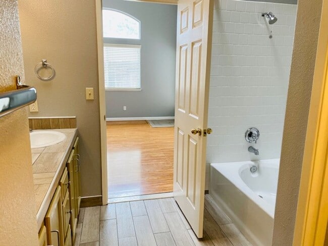 Building Photo - $2,350 Milburn & Herndon, 4 Bedroom Home -...