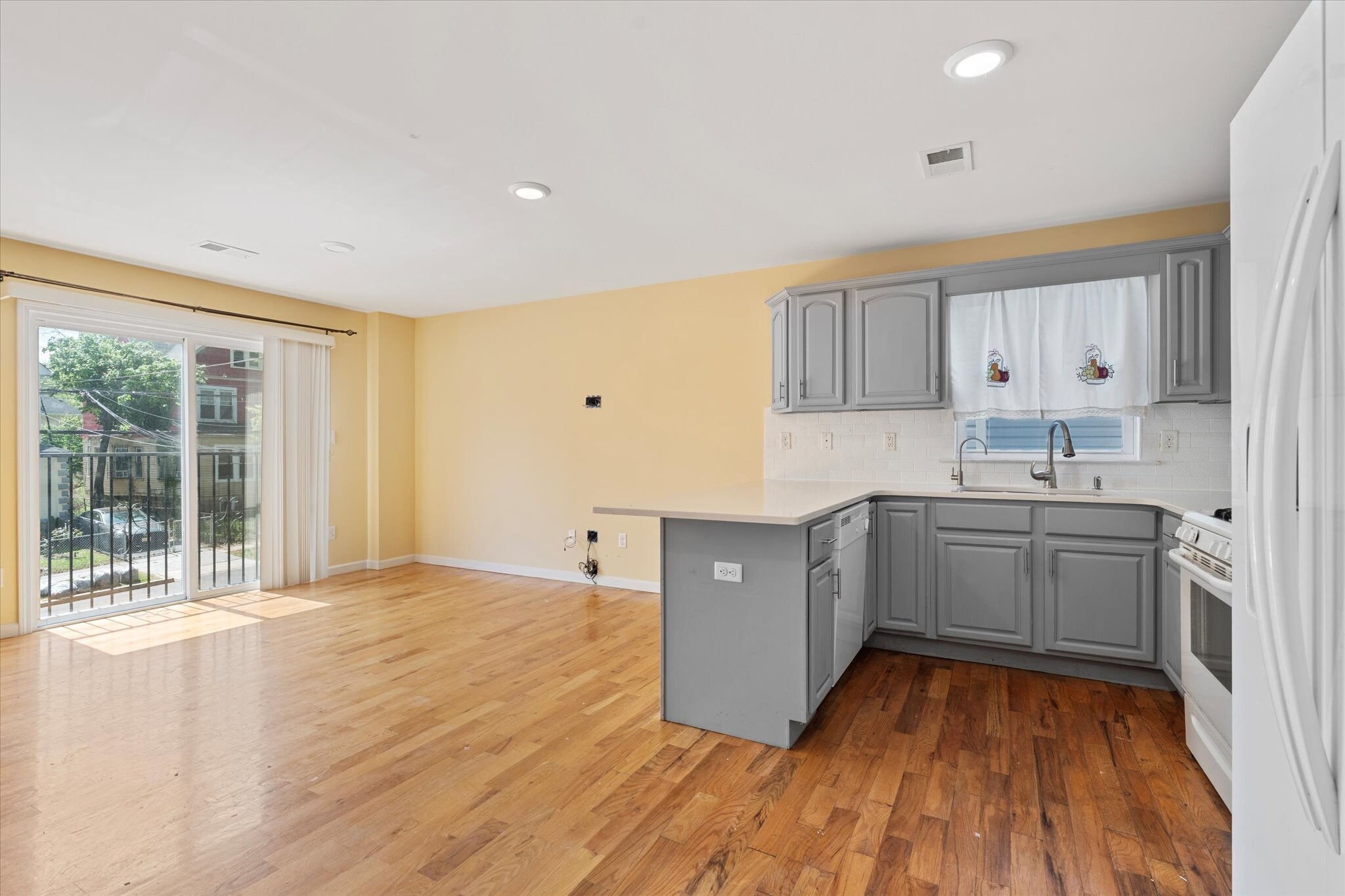 Open concept layout - 221 Weequahic Ave