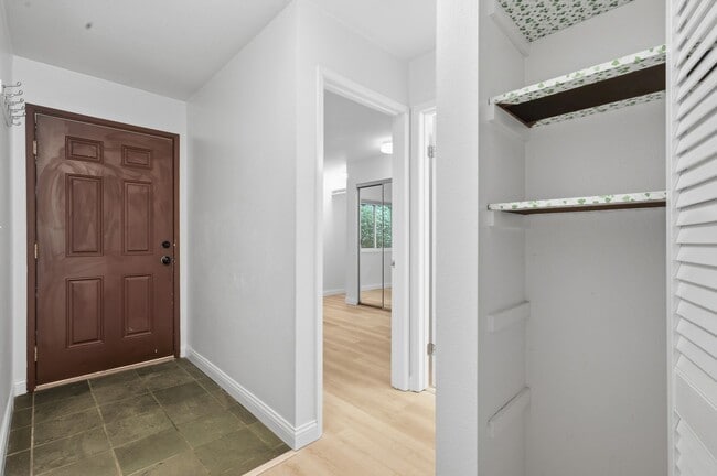 Building Photo - Mercer Island Condo with Reserved Parking & In-Unit Laundry!