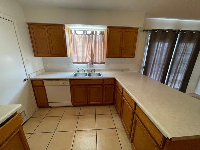 Building Photo - 3 BEDROOM HOME ON HUGE LOT WITH SOLAR  INCLUDED!