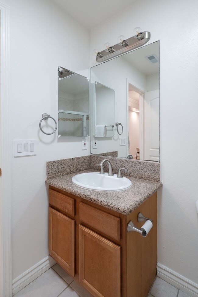 Building Photo - BEAUTIFUL 4 BED 3 BATH UNIT!!!!!