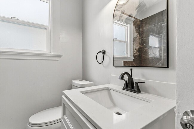 Building Photo - Freshly Renovated 1 Bed, 1 Bath Oakland Home with In-Unit Laundry