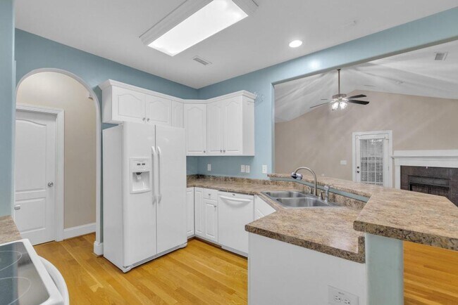 Building Photo - Great location between Wilmington and Jack...