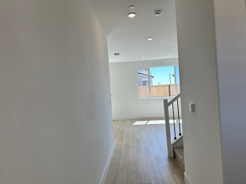 Foyer - 3475 Williamson Dr