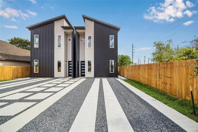 Building Photo - 415 Clearwater St