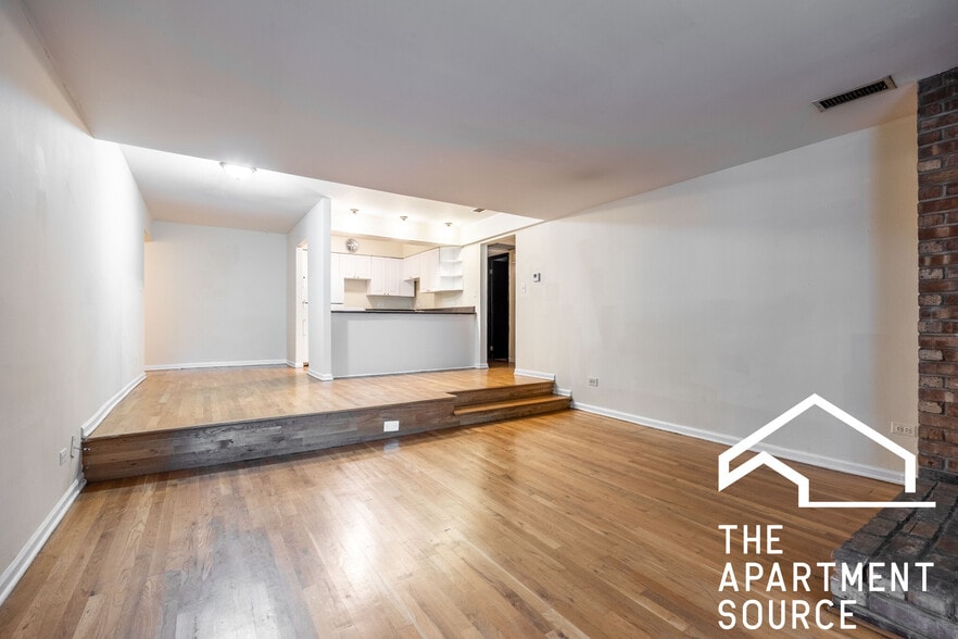 Building Photo - 1214 N La Salle Dr