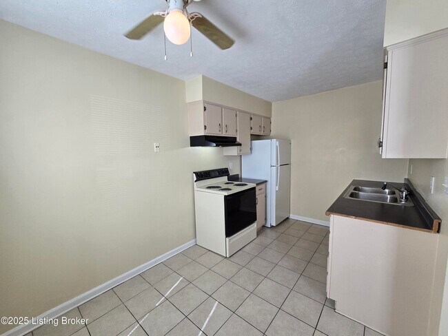 Building Photo - 3217 Springfield Dr