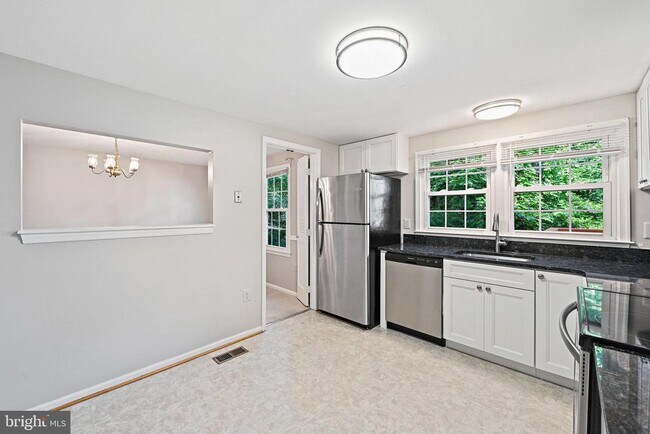 Building Photo - 5847 New England Woods Dr