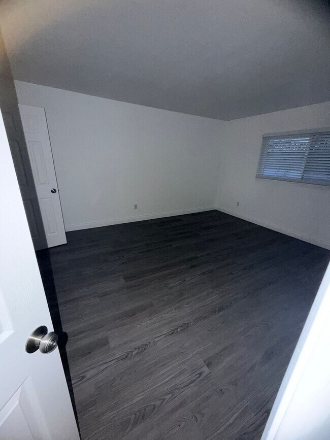 Building Photo - Recently Remodeled 2 bedroom