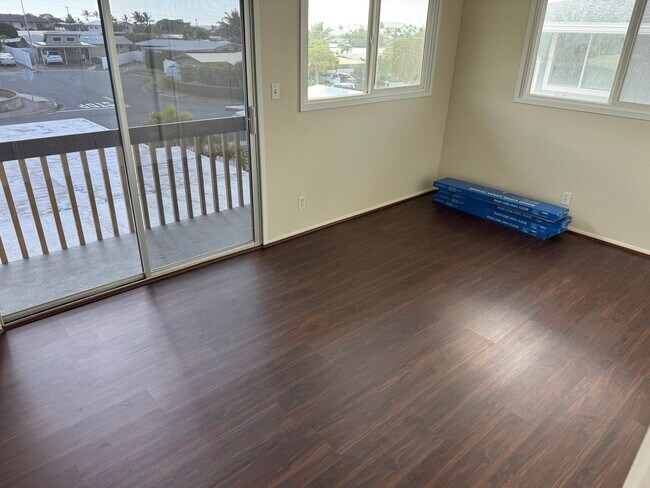 Building Photo - Hawaii Kai, Upstairs duplex, small 3 bedroom, 1 bath newly renovated duplex unit, No pets