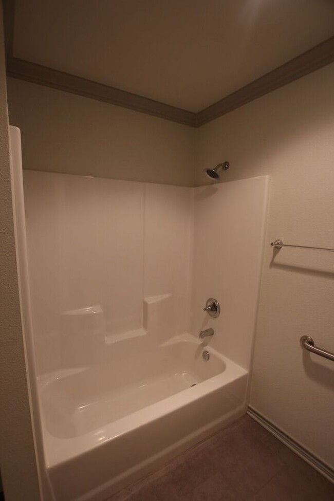 Building Photo - Beautiful 3 Bedroom 2 Bathroom Townhouse i...