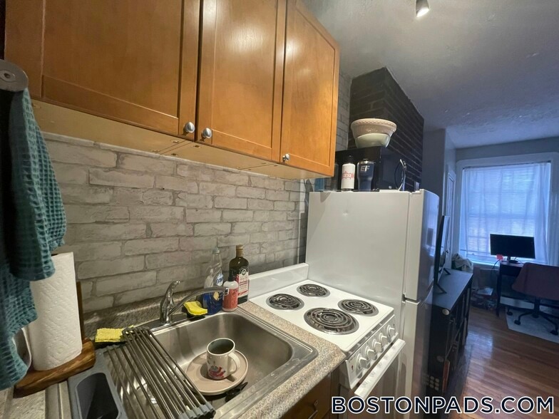 Building Photo - 41 Anderson St