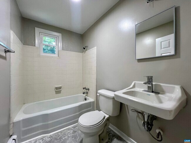 Building Photo - 2525 Woodland Dr