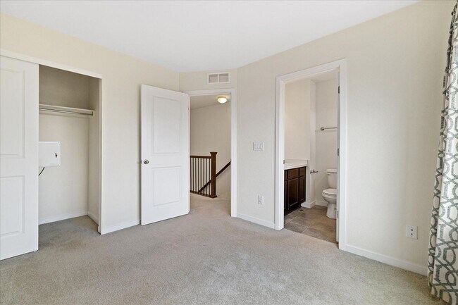 Building Photo - Beautiful, updated 3 bedroom townhome!