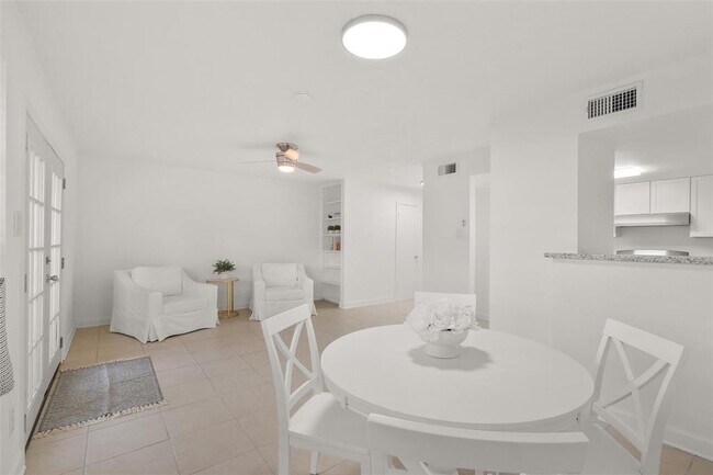 Building Photo - 3371 Continental Dr