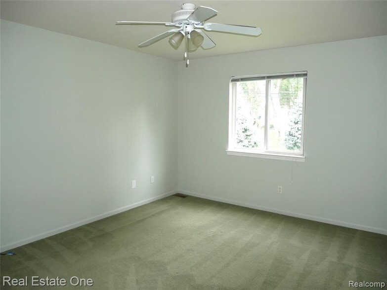 Building Photo - 5499 Seabreeze Ln