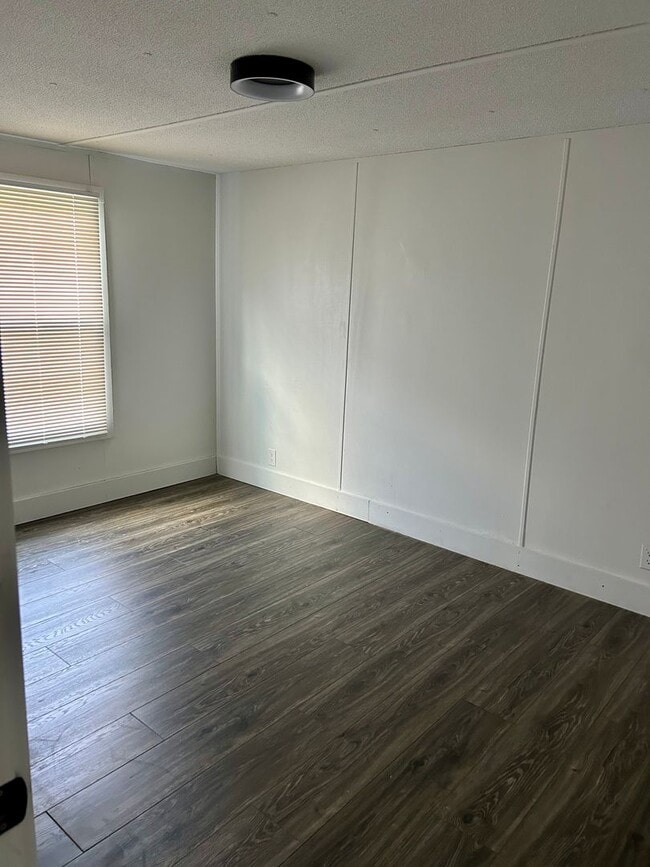 Building Photo - 2 Bed 1 Bath Mobile Home on large lot