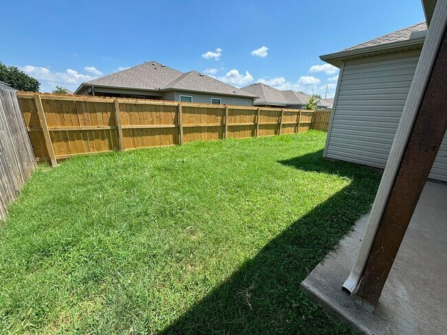 Building Photo - Location, Style, and Space: South Fayetteville Living at Its Best!