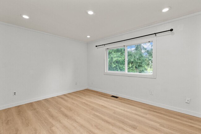 Building Photo - 4Bd Bothell Home!