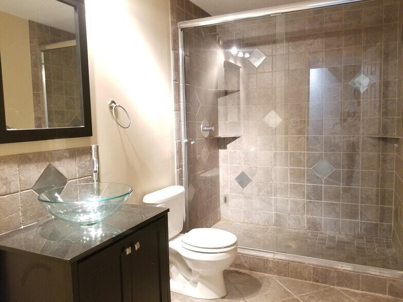 Building Photo - 5701 NE Hidden Meadow Dr