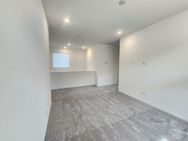 Building Photo - WOW Four Bedroom in North Summerlin!