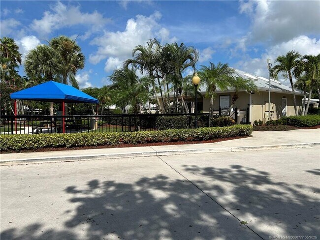 Building Photo - 2807 SW Lakemont Pl