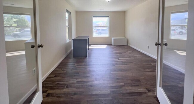 Building Photo - 3 Bed Home with Attached Garage
