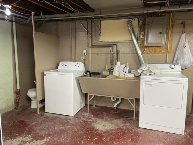 Building Photo - 1323 N 21st St