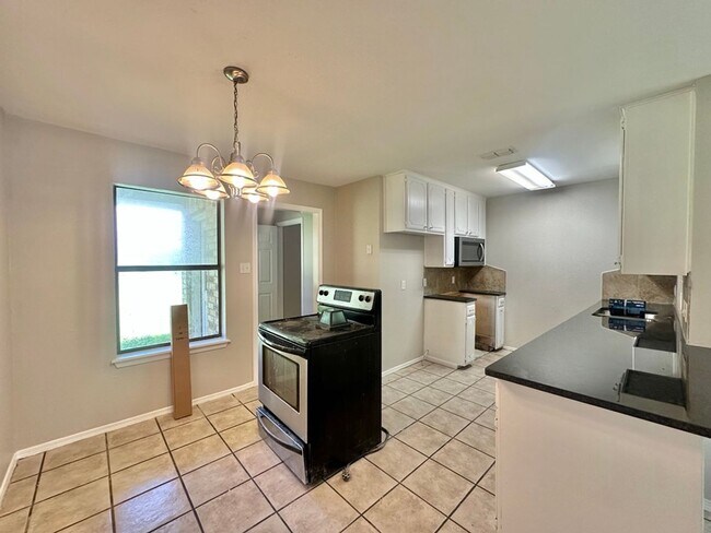 Building Photo - Stoneridge Duplex 454/452