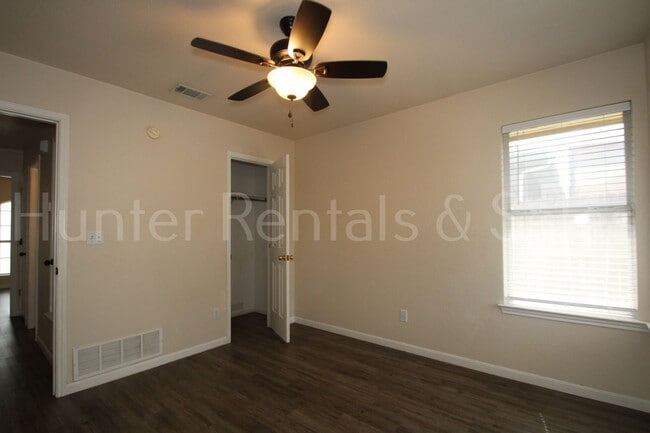 Building Photo - Move-In Ready Gem with Spacious Backyard