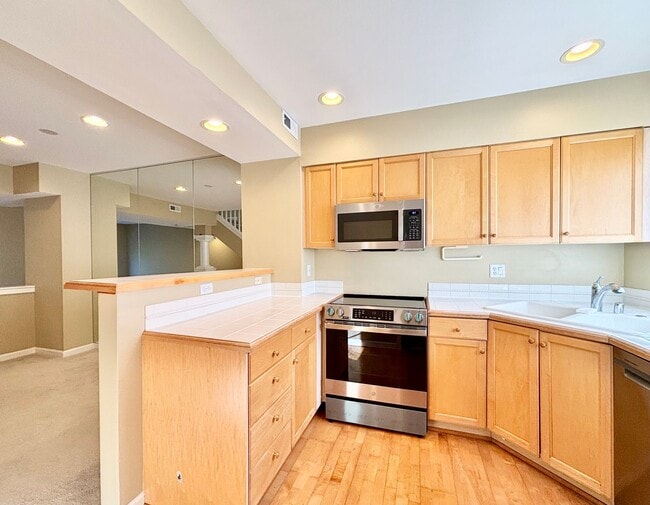 Building Photo - Beautiful 2bed townhome for rent in Bellevue