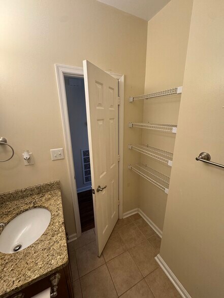 Building Photo - 310 Primrose Ln