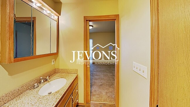 Building Photo - Charming home just steps from transit, par...