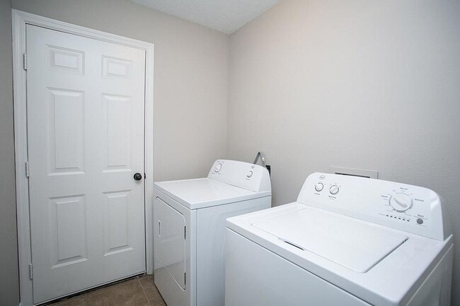 Building Photo - 6 Tranquil Glade Pl