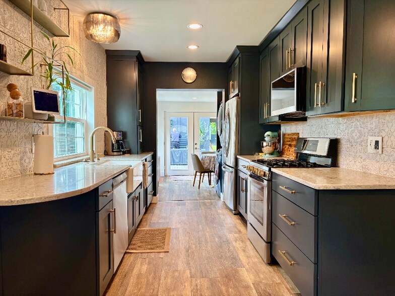 Primary Photo - 2208 Henderson Dr