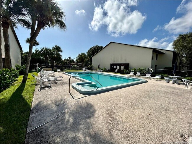 Building Photo - 200 SE Four Winds Dr