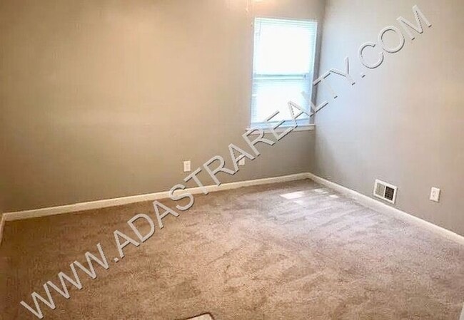 Building Photo - Affordable Lees Summit Duplex-Available in...